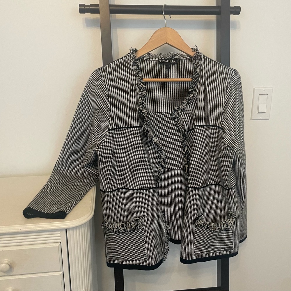 Piccadilly 🇨🇦Black and White blazer/Cardigan. Size L. EUC. Comfortable/stylish!